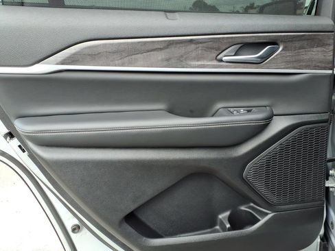 Used 2023 Jeep Grand Cherokee L Limited w/ Luxury Tech Group II RWD image 23