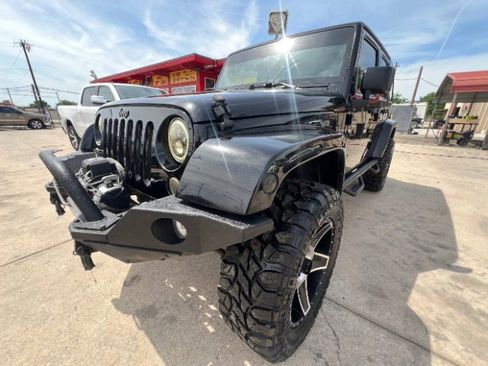Used 2015 Jeep Wrangler Unlimited Sahara w/ Connectivity Group AWD/4WD image 1