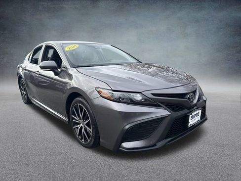 Used 2024 Toyota Camry SE image 3