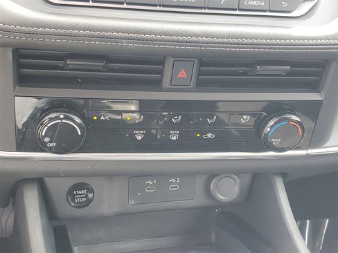 Used 2024 Nissan Rogue S image 18