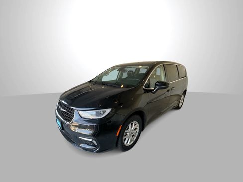 Used 2023 Chrysler Pacifica Touring-L FWD image 4
