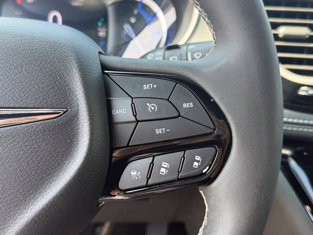 Used 2024 Chrysler Pacifica Limited FWD image 20