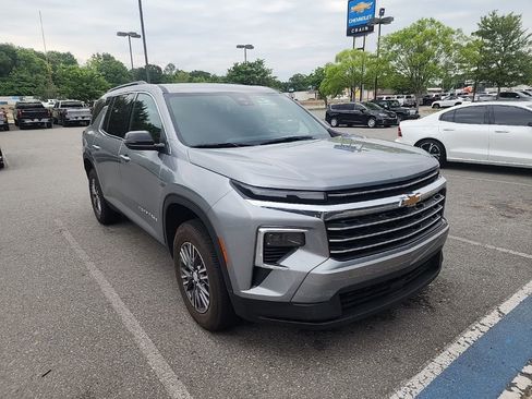 Used 2026 Chevrolet Traverse LT FWD image 11