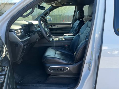 Used 2024 Jeep Wagoneer L Series II image 14