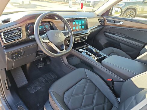 Certified 2025 Volkswagen Atlas SE w/ Panoramic Sunroof Package image 12