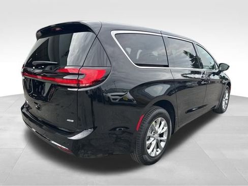 New 2026 Chrysler Pacifica Select image 7