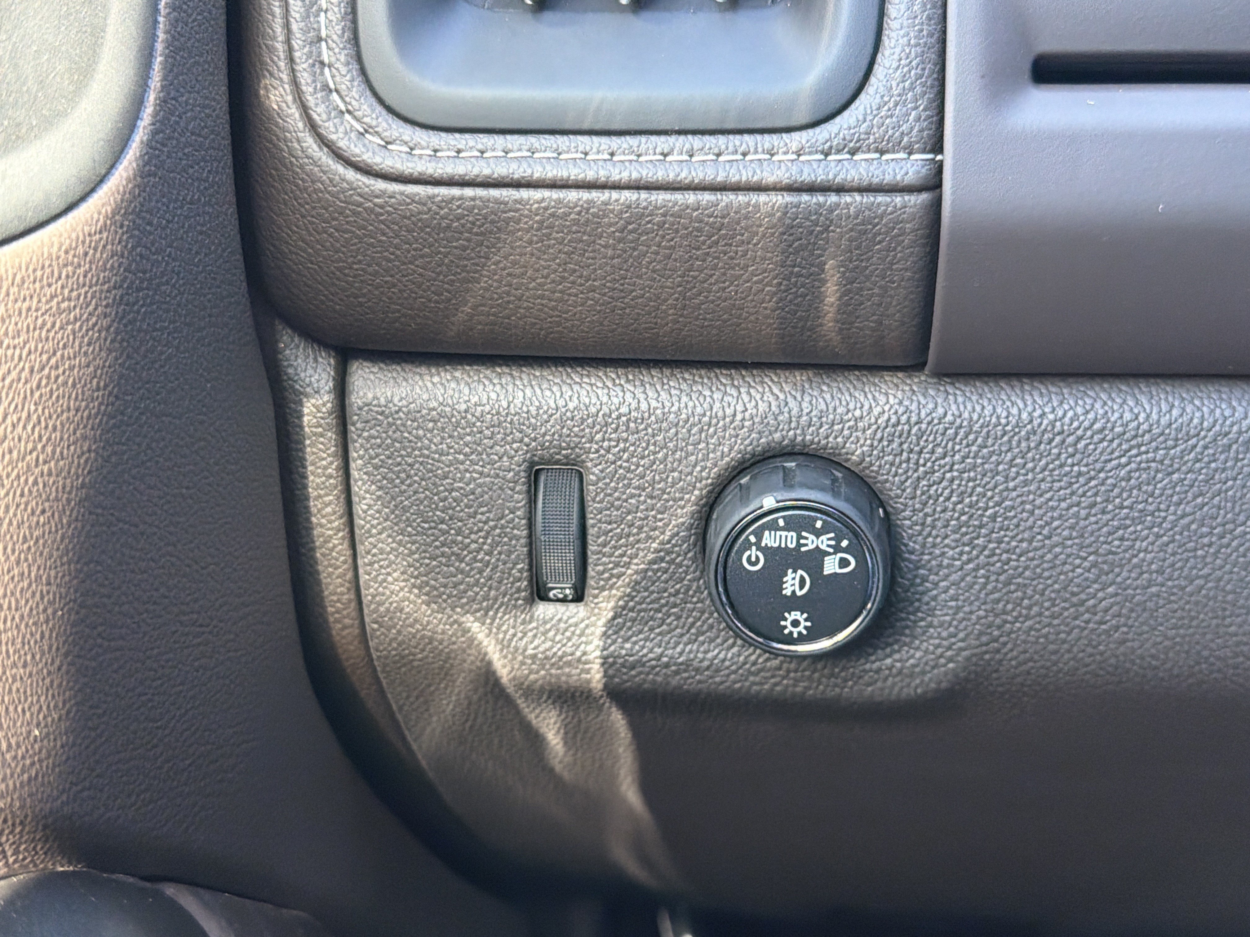 Used 2021 GMC Canyon Denali RWD image 12