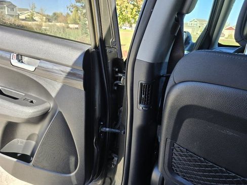 Used 2011 Kia Sorento LX image 35