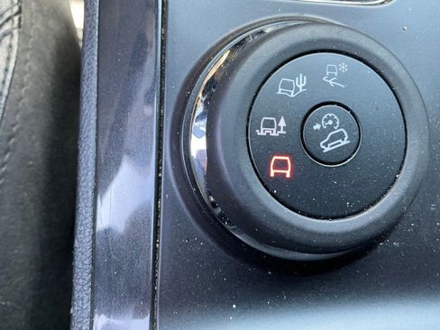 Used 2017 Ford Explorer XLT w/ Equipment Group 202A AWD/4WD image 4