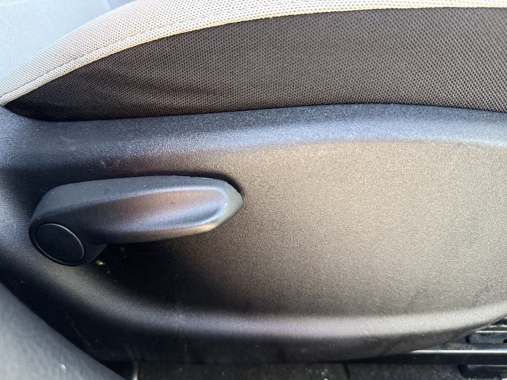 Used 2018 Jeep Renegade Latitude FWD image 33