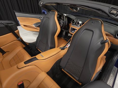 Used 2017 Ferrari California T RWD image 60