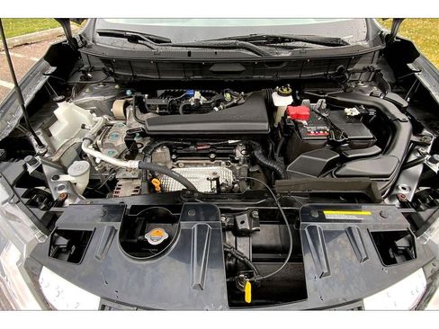 Used 2018 Nissan Rogue SV image 11