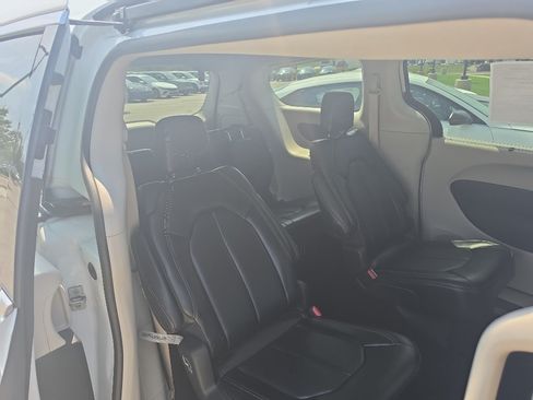 Used 2023 Chrysler Pacifica Touring-L FWD image 36