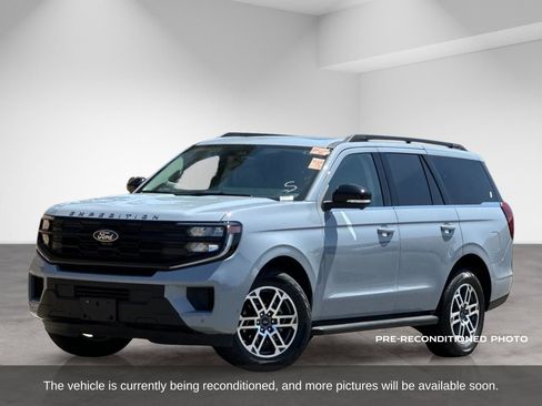 Used 2025 Ford Expedition Active AWD/4WD image 2