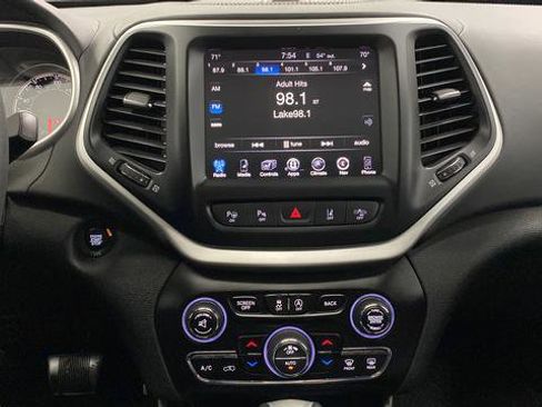 Used 2017 Jeep Cherokee Overland w/ Technology Group AWD/4WD image 13