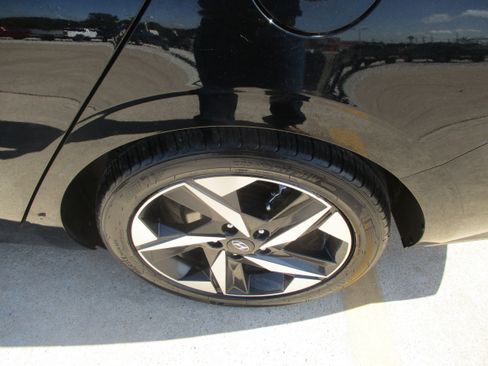 Used 2022 Hyundai Elantra Limited w/ Preferred Accessory Package FWD image 6