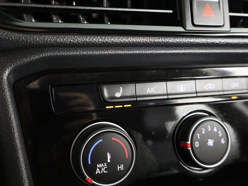 Used 2023 Volkswagen Taos SE w/ Panoramic Sunroof Package image 48