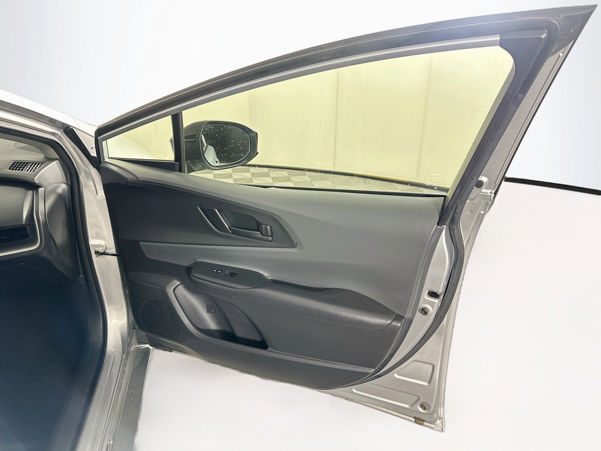Used 2025 Toyota Prius LE FWD image 30