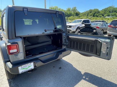 Used 2024 Jeep Wrangler Unlimited Sport AWD/4WD image 33
