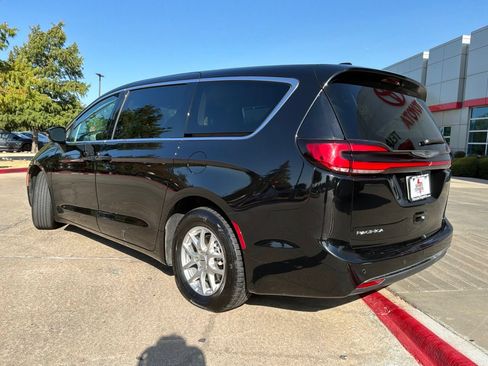 Used 2024 Chrysler Pacifica Touring-L FWD image 8