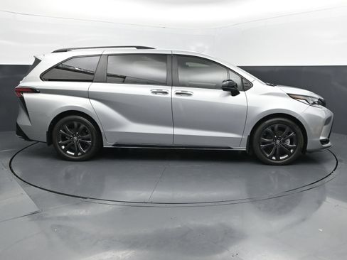 Used 2025 Toyota Sienna XSE w/ XSE Plus Package FWD image 6