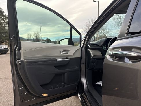 Used 2021 Toyota Sienna XLE image 9