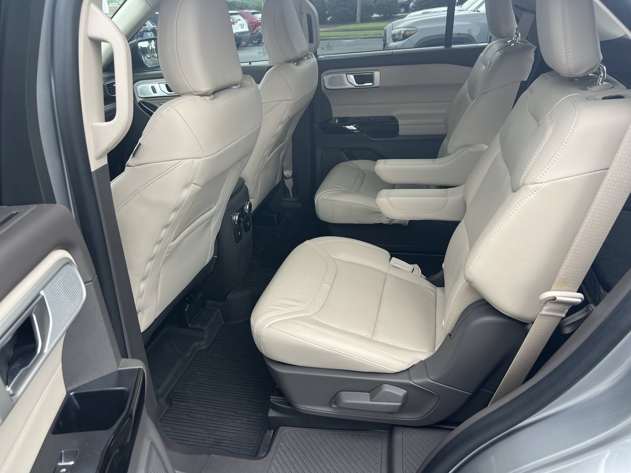 Used 2023 Ford Explorer Platinum w/ Technology Package AWD/4WD image 32