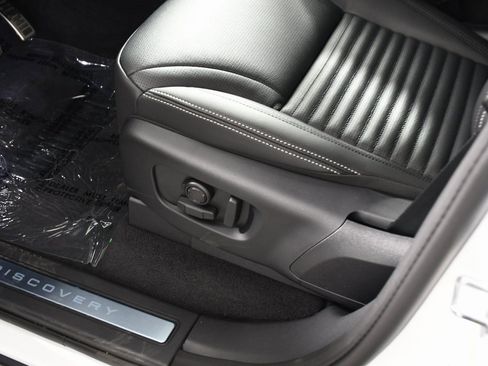 Used 2025 Land Rover Discovery Dynamic SE image 16