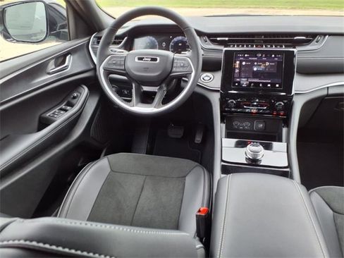 New 2025 Jeep Grand Cherokee L Altitude image 4