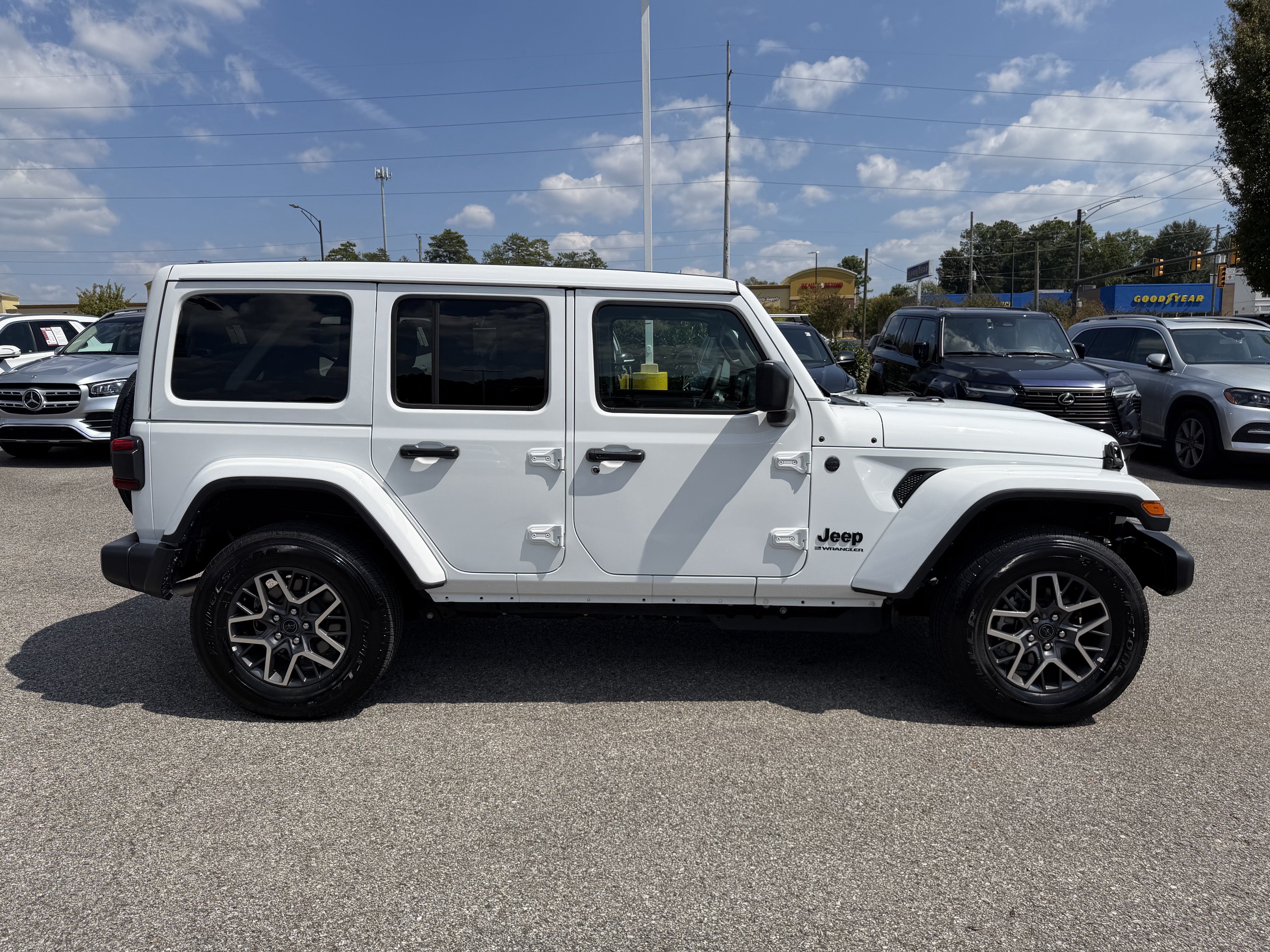 Used 2026 Jeep Wrangler Unlimited Sahara AWD/4WD image 33