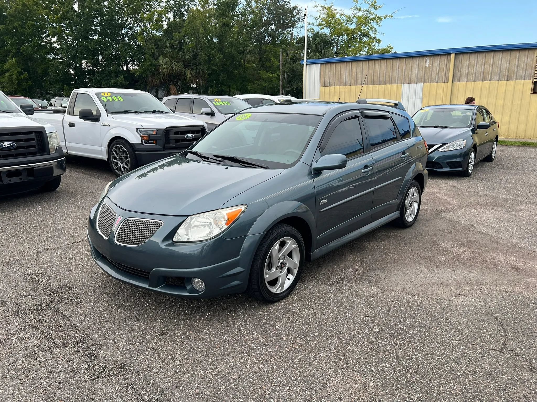 Used 2006 Pontiac Vibe w/ Sport Package FWD image 2