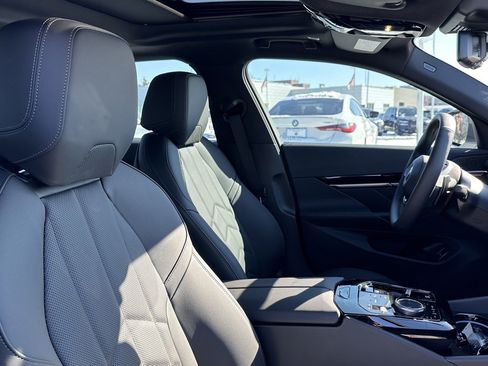 Used 2025 BMW 530i xDrive 530i xDrive w/ Premium Package image 33