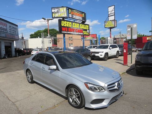 Used 2014 Mercedes-Benz E 550 4MATIC Sedan image 3