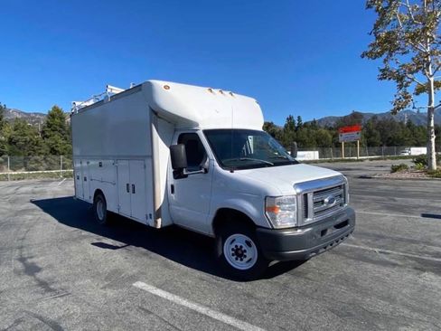 Used 2013 Ford E-450 and Econoline 450 Super Duty w/ PWR Locks & Windows Group RWD image 2