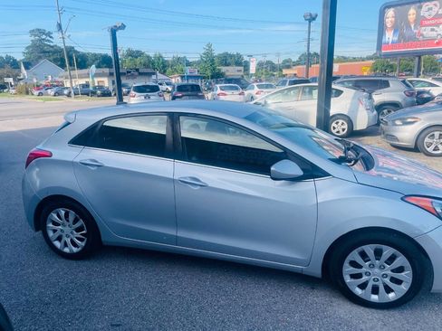 Used 2017 Hyundai Elantra GT image 8