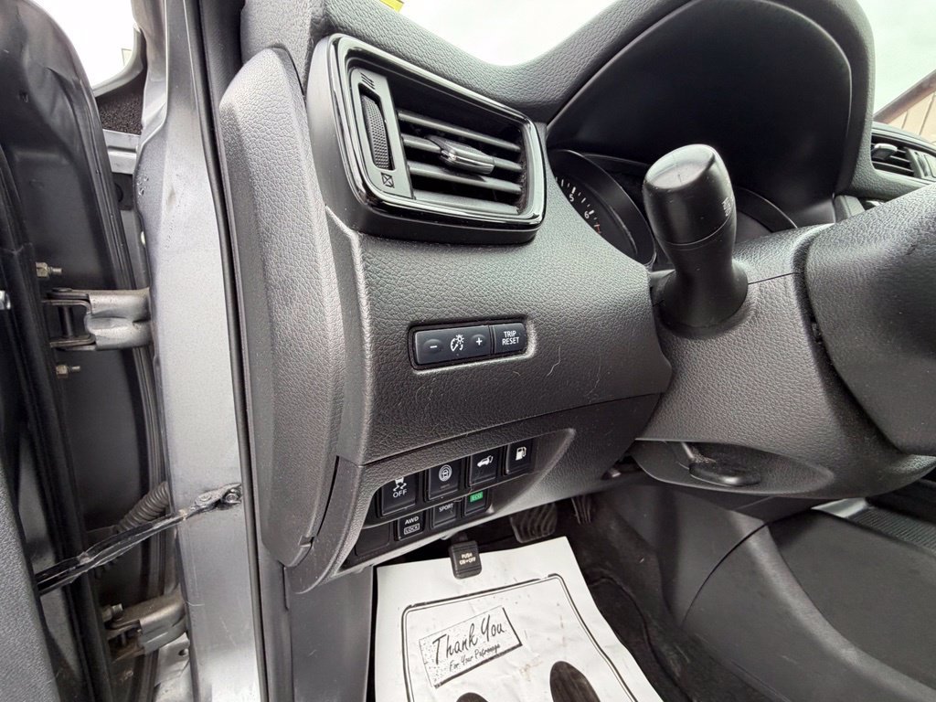 Used 2020 Nissan Rogue SV AWD/4WD image 16