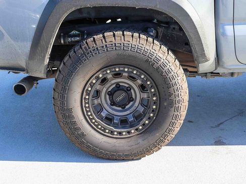 Used 2021 Toyota Tacoma TRD Off-Road w/ Technology Package AWD/4WD image 9