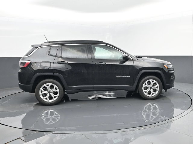 Used 2025 Jeep Compass Latitude AWD/4WD image 4
