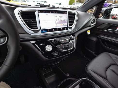 New 2026 Chrysler Pacifica Select w/ S Appearance Package AWD/4WD image 19