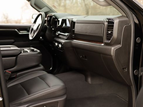 Used 2025 GMC Sierra 1500 SLT image 32