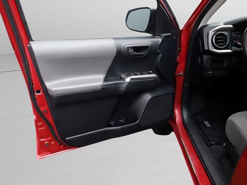 Used 2018 Toyota Tacoma SR5 RWD image 15