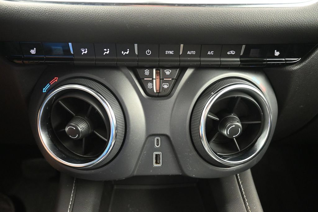 Used 2025 Chevrolet Blazer LT FWD image 14
