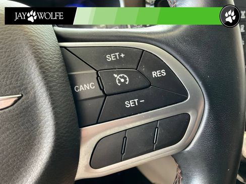Used 2017 Chrysler Pacifica Touring-L FWD image 13