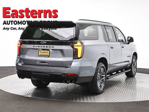 Used 2025 Chevrolet Suburban Z71 image 5