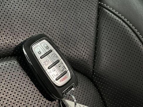 Used 2022 Chrysler Pacifica Limited w/ Uconnect Theater Family Group image 31