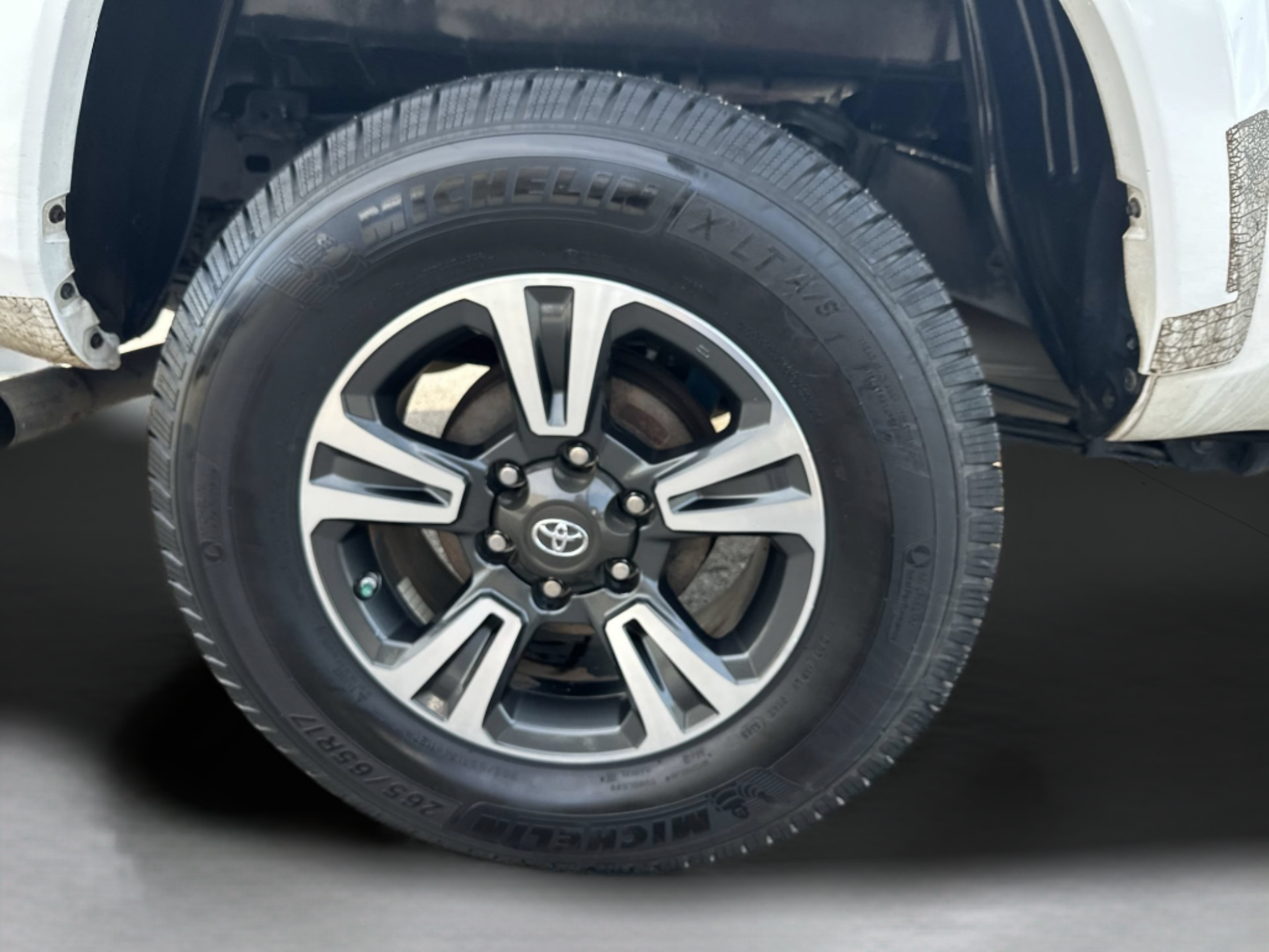 Used 2017 Toyota Tacoma TRD Sport w/ Tow Package (A/T) AWD/4WD image 18