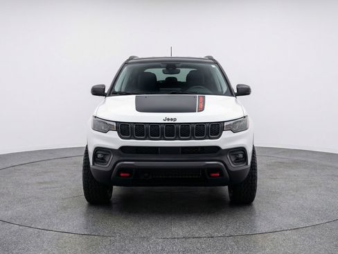 Used 2025 Jeep Compass Trailhawk AWD/4WD image 2