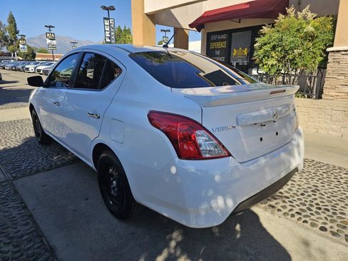 Used 2019 Nissan Versa SV image 4