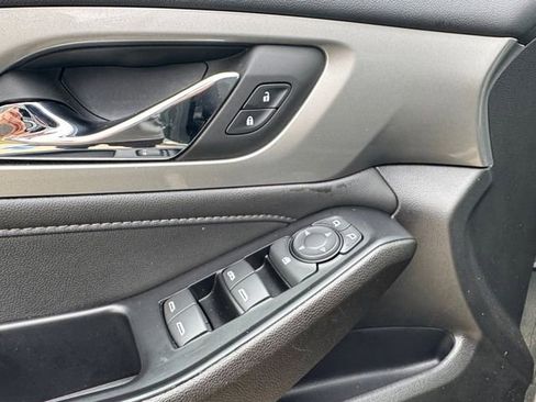 Used 2023 Chevrolet Traverse LT image 5