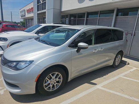 Used 2022 Chrysler Voyager LX FWD image 2